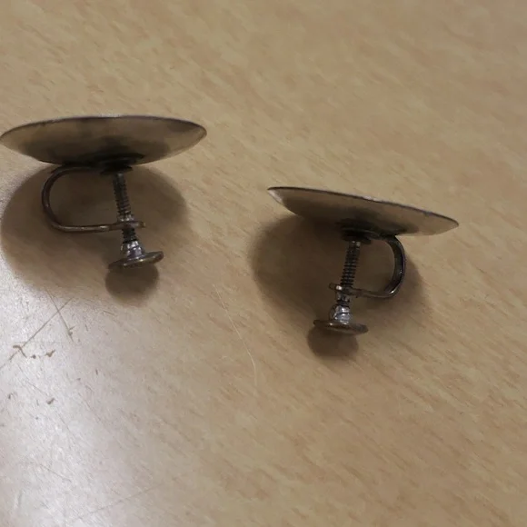 Hand Painted Vintage Screw Back Earrings with Strawberries and Gold on the Edges - Picture 8 of 12